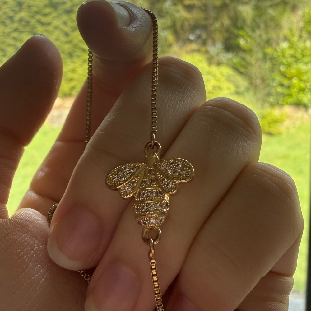 GOLD TONE Bee Bracelet - Picture 3 of 5